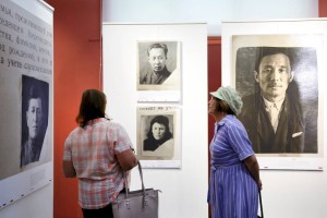 
                    Окунуться в прошлое: архивные снимки стали основой выставки «Біз» о периоде сталинских репрессий
                