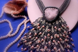 
                    Как маленькие бусинки превращаются в произведение искусства
                