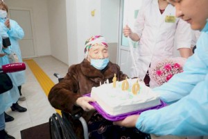 
                    Алматинские врачи вылечили 100-летнюю долгожительницу от коронавируса
                