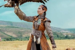 
                    По богатырским меркам: этнодизайнер Ляззат Исаханова создает уникальные национальные костюмы
                