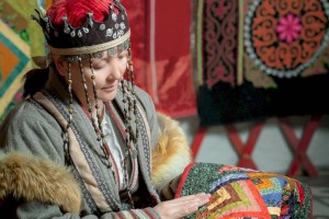 Лоскутки для счастья: алматинка открыла социальную студию шитья по старинной технике