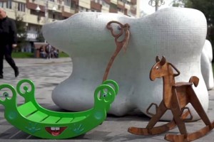 
                    Фотограф Женис Ыскабай изготавливает деревянные игрушки в национальном стиле
                