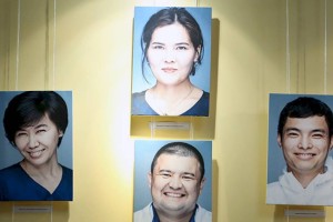 
                    Люди в белых халатах поделись историями на тематической выставке в их честь
                