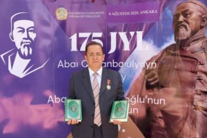 Президент Казахстана наградил турецкого писателя орденом «Достық»