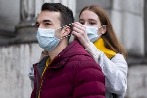 
                    Можно ли вакцинированным снять маски?
                
