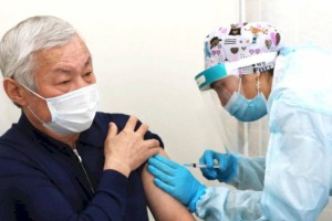 
                    Казахстанцы привились отечественной вакциной от COVID-19
                