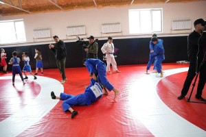
                    Фонд Batyr Bolamyn порадовал ребят Алматинской области спортивным комплексом
                