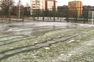 
                    Жезказганские футболисты ФК «Ұлытау» тренируются на заледеневшем неочищенном поле
                