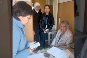 В Алматы проголосовала 99-летняя участница войны