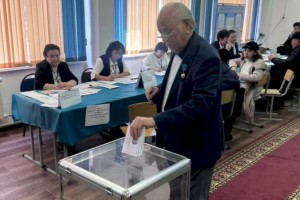 Писатель-драматург Дулат Исабеков проголосовал в Алматы