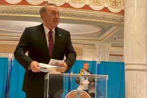 Нурсултан Назарбаев проголосовал на выборах депутатов