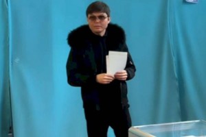 Известный певец Ернар Айдар проголосовал в Алматы