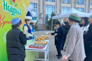 Наурыз коже и баурсаками угощают алматинцев на избирательном участке во Дворце школьников