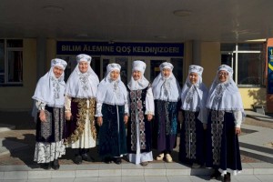 Бабушки Алатауского района в Алматы посетили избирательные участки в национальных костюмах