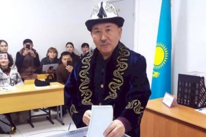 Писатель Даулет Сейсенулы проголосовал на выборах в Алматы
