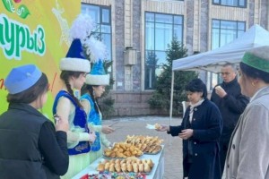 На избирательных участках в Алматы раздают наурыз коже и баурсаки