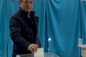 Общественный деятель Кенжехан Матыжанов проголосовал на выборах в Алматы