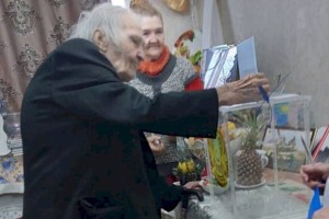 103-летний ветеран Великой Отечественной войны проголосовал в Алматы
