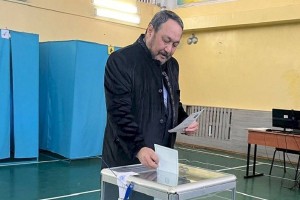 Актер Байгали Есеналиев проголосовал в Алматы