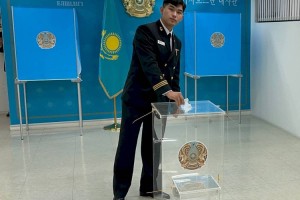 Первым казахстанцем, проголосовавшим за рубежом, стал курсант Ельнур Асанов
