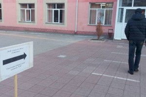 Первых избирателей в Алматы встречают подарками