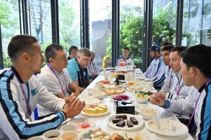 
                    Тимур Кулибаев пообедал со спортсменами в атлетической деревне
                