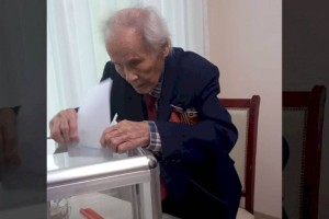 Столетний ветеран проголосовал на выборах Президента в алматинской больнице