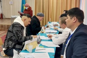 Парвиз Назаров проголосовал на избирательном участке № 492 в Алматы