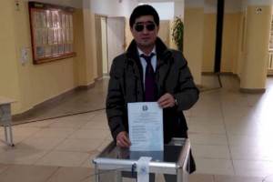 В Алматы проголосовал экс-солист дуэта «Нур-Мукасан» Мукасан Шахзадаев