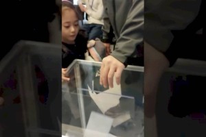 В Алматы девочка заплакала на участке: ей не разрешили проголосовать