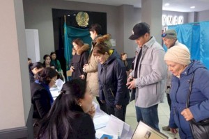 
                    На некоторых избирательных участках в Алматы наблюдались очереди из желающих проголосовать
                