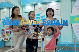 
                    Патриотический аквагрим: флаг Казахстана рисовали детям на избирательных участках в Алматы
                