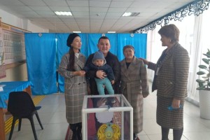 
                    Елдос Кадирханов пришел на выборы с семьей
                