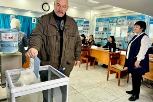 
                    Общественный деятель Всеволод Лукашев проголосовал на выборах в Алматы
                