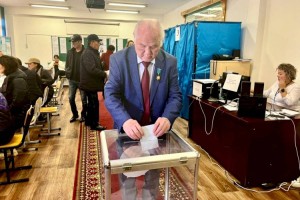Известный писатель Дулат Исабеков проголосовал на выборах в Алматы