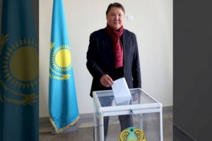 Заслуженный артист Казахстана Бахтияр Тайлакбаев проголосовал на выборах в Алматы