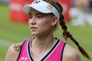 
                    Елена Рыбакина снялась с турнира в Истбурне
                