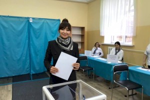 Певица Мадина Садвакасова приняла участие в голосовании в Алматы
