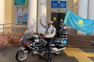 Знаменитый байкер Дмитрий Петрухин проголосовал в Алматы