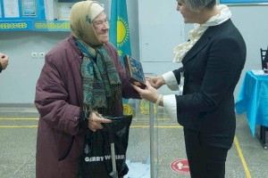 В Медеуском районе на нескольких избирательных участках встретили долгожителей Алматы