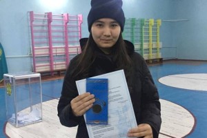 Впервые голосующим избирателям подарили подарки