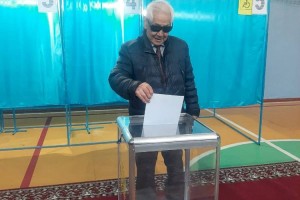 Ветеран спорта Май Хван проголосовал на выборах в Алматы