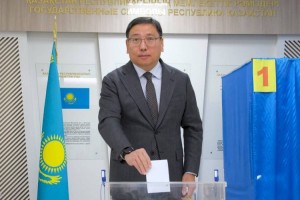 Аким Алматы вместе с супругой проголосовали на выборах Президента Казахстана