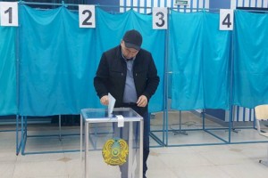 Первых проголосовавших алматинцев поздравляют приятными подарками