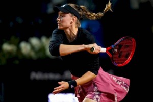 
                    Елена Рыбакина стартовала с победы на турнире в Риме
                