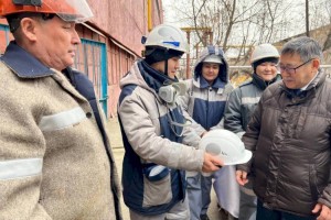 Представители отраслевых профсоюзов Казахстана передали свои каски Мейраму Қажыкен
