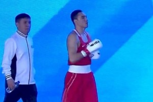 
                    Дебютант казахстанской сборной победил девятикратного чемпиона на старте ЧМ-2023 по боксу
                