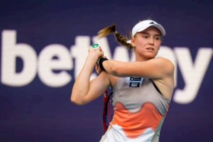 
                    Елена Рыбакина ведет в счете, но матч приостановлен
                