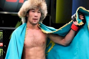 
                    Бойцу Шавкату Рахмонову вручили орден в аэропорту Алматы
                