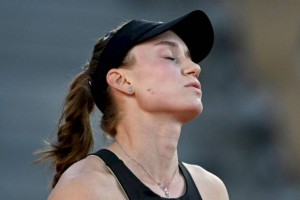 
                    Рыбакина снялась с турнира в Дубае
                